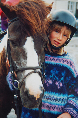 <b>RIDELEIR:</b> Her er Gunhild på sin første rideleir nær hjemstedet, 10–11 år ung.