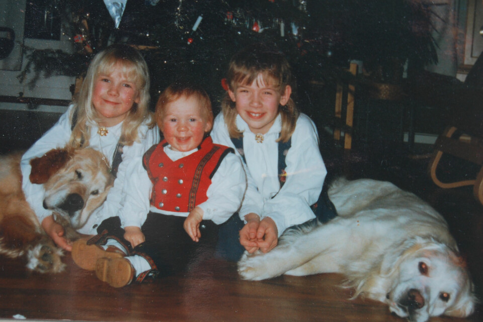 JULEN 1987: Tre blide søsken og to trofaste hunder, Labben og Kvitebjørn, ser ut til å være storfornøyde med årets jul på Muggerud.