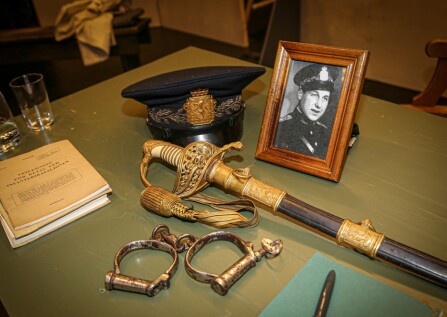 <b>EKTE VARER:</b> Dette er den originale sabelen, uniformsluen og håndjernene som tilhørte den modige politifullmektig Nils Onsrud.