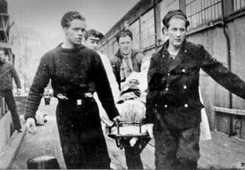 <b>FØRSTEHJELP:</b> Norske matroser fra KNM Odin bærer sårede tyske soldater til behandling i Kristiansand.