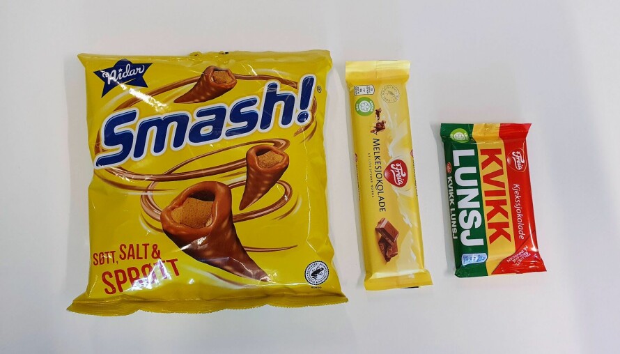 KALORIBOMBE: Én pose med smash, én vanlig Kvikk Lunsj og en liten melkesjokolade (60 gram). tilsvarer 1658 kalorier. En kvinnes normale dagsbehov er ca 2000-2200 kalorier. For menn er behovet mellom 2400 og 2600. Det er med andre ord ikke stort mer enn ytterligere ett måltid til som skal til for å dekke hele kaloribehovet for en dag dersom du spiser alt dette. For eksempel lunsj, som ofte beregnes til ca 500 kalorier.