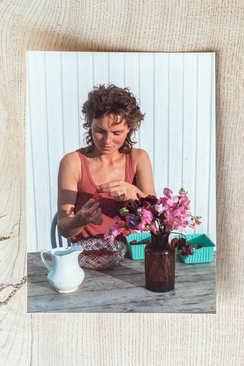 <b>SOMMERSYSLER:</b> Camilla renser nyplukkede rips på Hvaler, 1982.