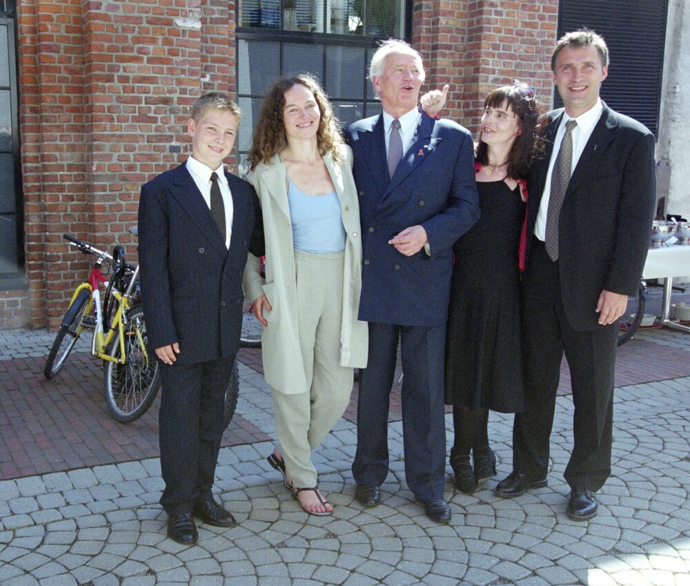 <b>FEIRING:</b> Sammen med 300 gjester ble Thorvald Stoltenbergs 70-årsdag behørig feiret. Her er Thorvald sammen med barnebarnet Mathias (12) i armkroken til mamma Camilla. Til høyre for jubilanten står datteren Nini og storebror, davær­ende statsminister, Jens.
