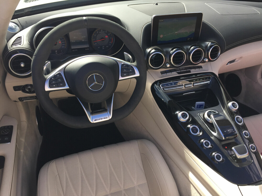 <b>GT C:</b> Slik ser førermiljøet ut i roadsteren Mercedes-AMG GT C. Vi likte de store knappene og den brede konsollen.
