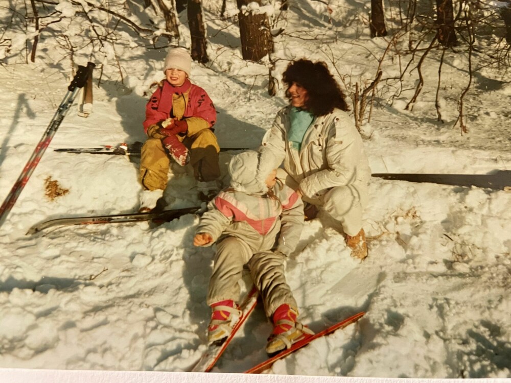 <b>AKTIVE:</b> Familien Edin er en aktiv gjeng. Her er Anja på skitur med søsteren og moren sin.
