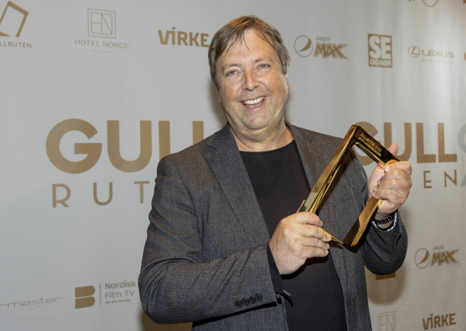 GULLRUTEN: – Jeg har prøvd å være litt eplekjekk ved å si at jeg personlig ikke bryr meg så mye om denne prisen, men da jeg ble ropt opp så kjente jeg at det faktisk var ganske artig, sier Tore til Her og Nå like etter at han vant Gullruten for «Gåten Agnes» i mai.