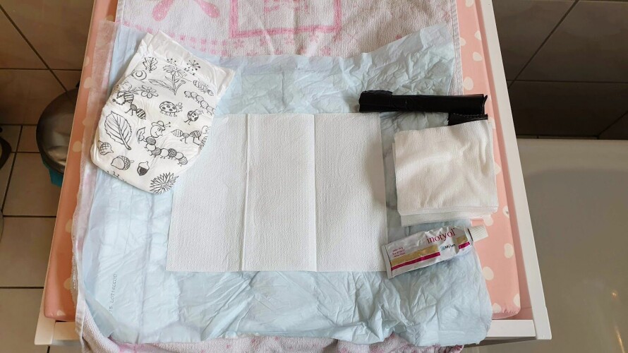 LAG PÅ LAG: Forsøpling, ja vel. Men akkurat når det kommer til bleier, må det være lov. På bildet ser man et enkelt stellebord, stellematte, stellehåndkle, tisseunderlag (som ligger opp ned ifølge lesere), papirhåndkle, stellekluter, en bleie, hundeposer og en tube med Inotynol.