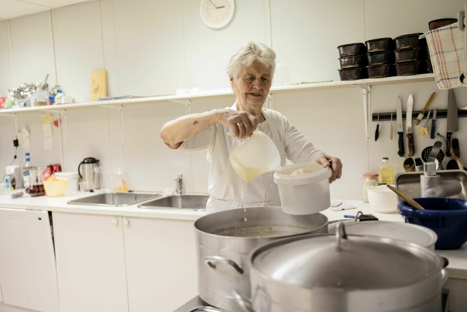 HEMMELIGETEN: Dagny smiler når hun blir spurt om oppskriften på de populære kompene. Det er ikke fordi hun vil holde den for seg selv, men fordi den ikke finnes. Hun praktiserer nemlig slump-metoden.