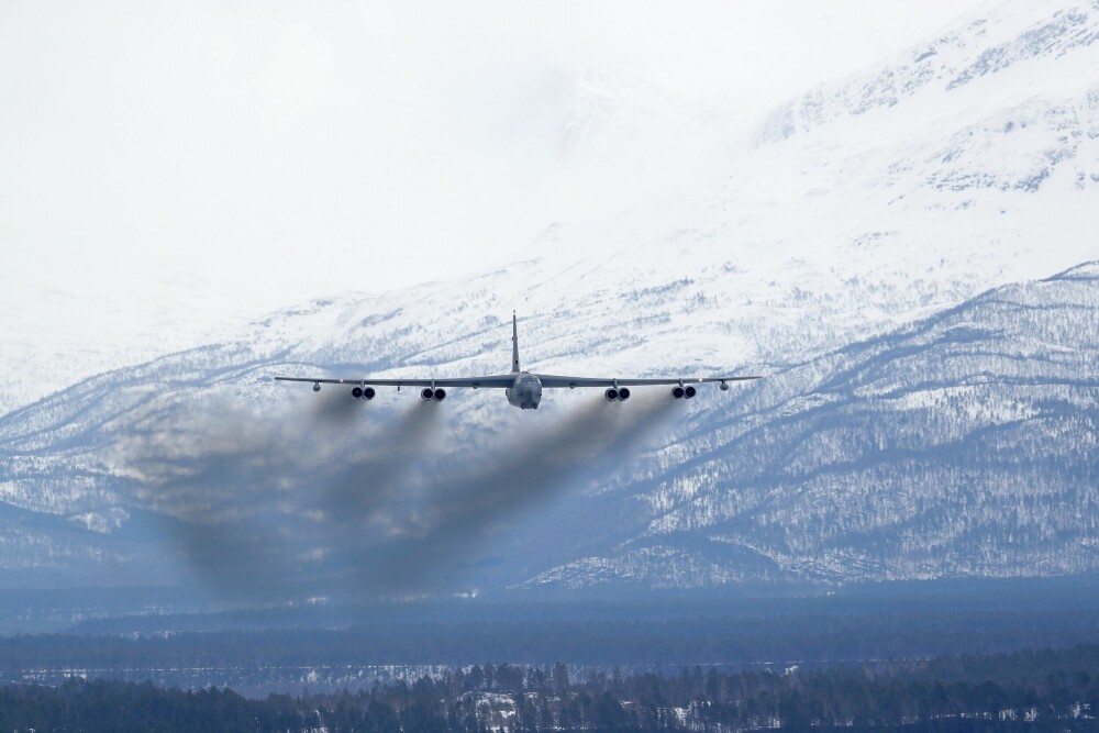 <b>NORSK VISITT:</b> En B-52 viser hvem som er sjefen over flystripa på Bardufoss under øvelse Cold Response i mars.