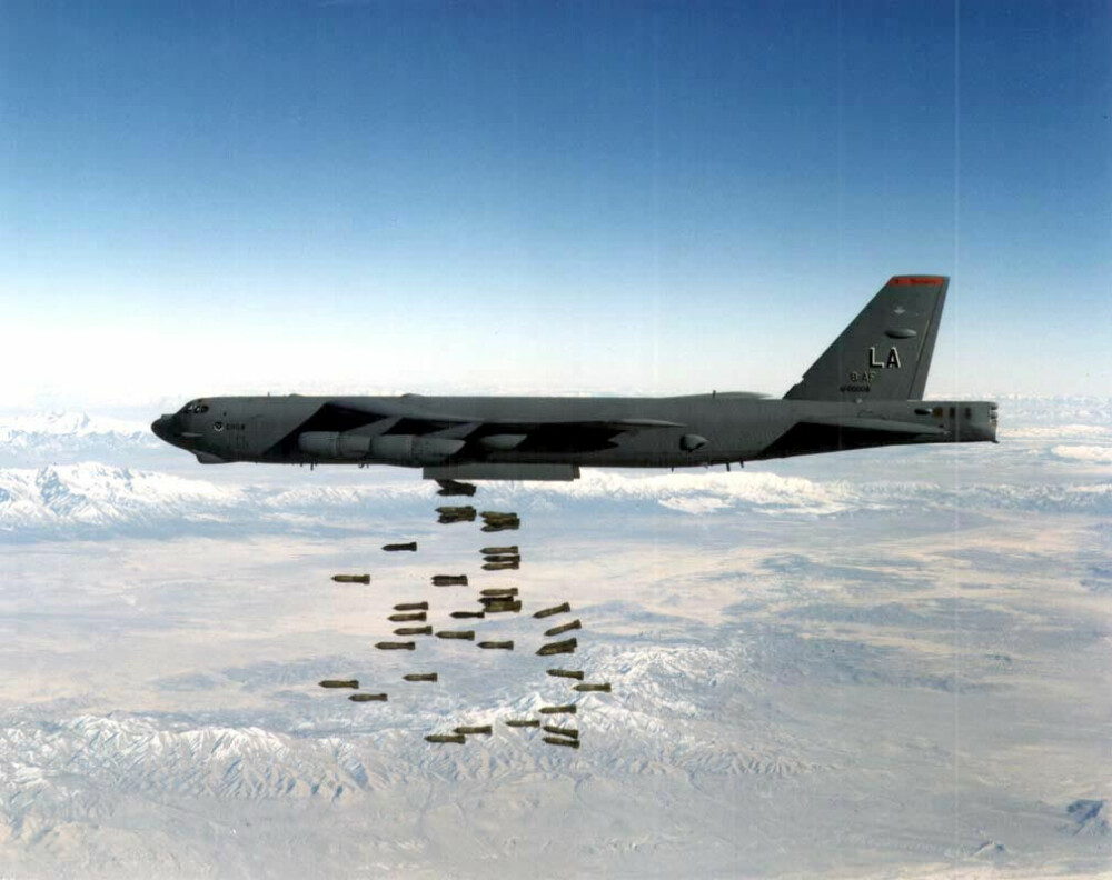 <b>TEPPEBOMBER:</b> En B-52H viser sine kunster med å slippe 350-kilos over troppene til Saddam Hussein under Operation Desert Storm.