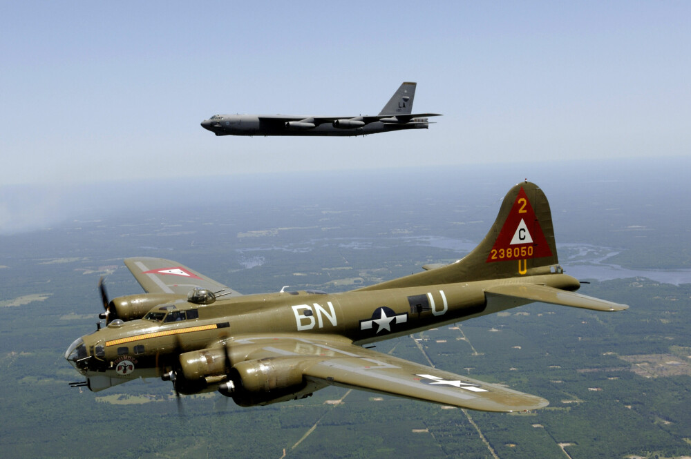<b>VETERAN­FLY:</b> Det er bare 10 års alders­forskjell mellom legendar­iske B-17 fra 2. verdens­krig (foran) og B-52 som fyller 70 år i år.