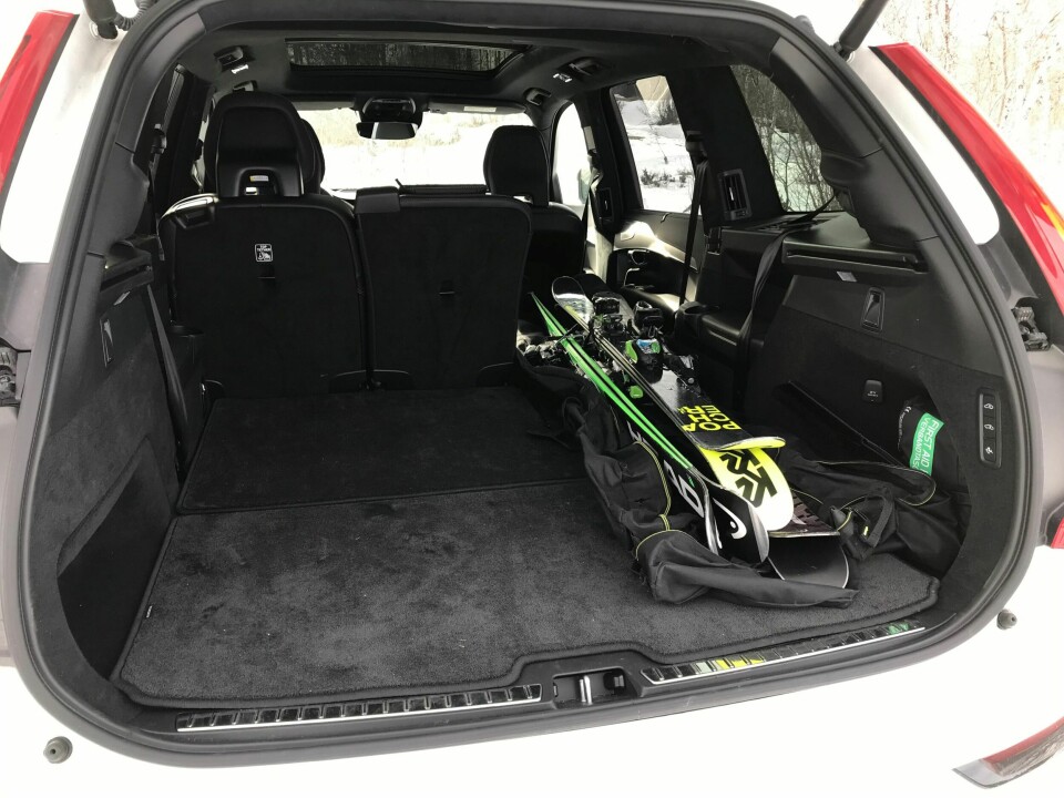 FORLOKKENDE: Stor plass i både baksete og bagasjerom. I tillegg kan den trekke henger opptil 2350 kilo.