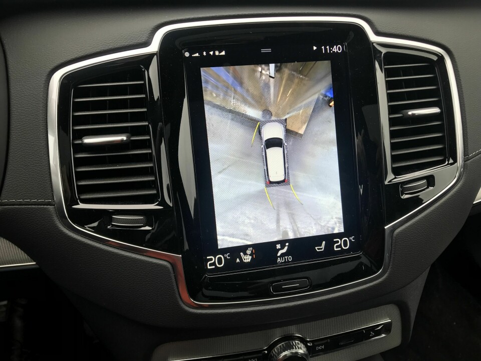 LITEN: Berøringsskjermen er liten, men den 360-graders parkeringshjelpen med fugleperspektiv er genial.