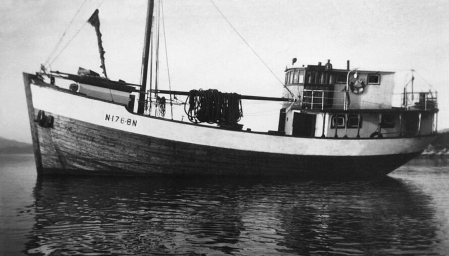 BLODIG FJORD: Motorkutteren Hellevik ble åsted for en av landets styggeste drapssaker. Det som først så ut som en gåtefull forsvinning, viste seg å være noe helt annet. Slik så skuta ut etter den store ombyggingen ved verftet i Hellandsjøen i 1948.