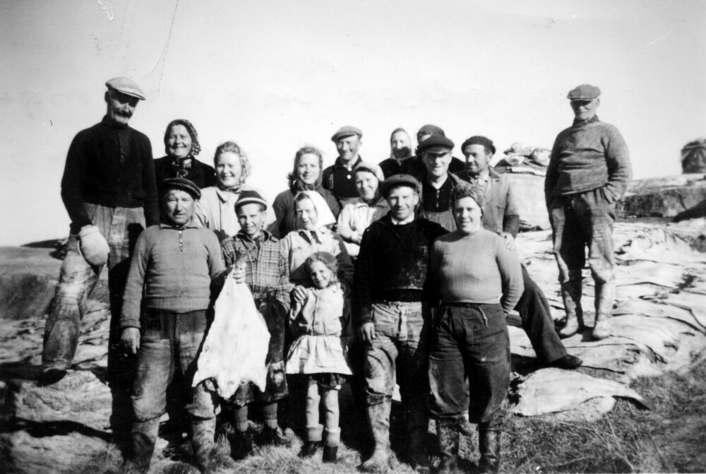 <b>LIVSNERVEN:</b> Da Paul og Peder døde, forsvant den lokale klippfiskproduksjonen som hadde gitt mange av naboene en velkommen sesonginntekt. Bildet viser Paul Hellevik med mørk skyggelue i midterste rad, med noen av arbeiderne på klippfiskberget i 1948. 