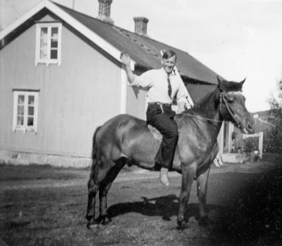 DREPT: Peder Hellevik på gårdshesten foran våningshuset på gården. Han etterlot seg kone og to barn, og skulle etter planen overtatt farens virksomhet.