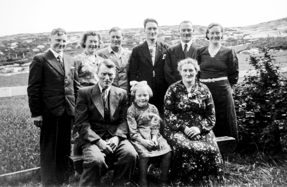 <b>RAMMET:</b> Paul og Jenny Hellevik og alle deres syv barn i 1941, ni år før tragedien rammet. Bak fra v. Håkon, Hilma, drapsofferet Peder, Johan, Ole, og Johanna. Mellom foreldrene sitter yngstejenta Nelly.