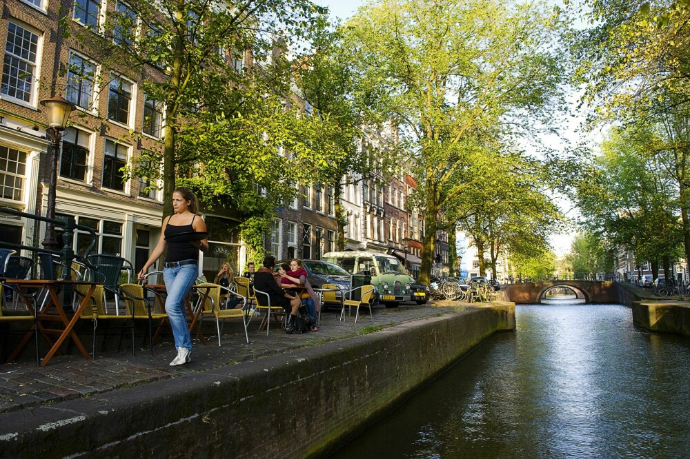 <b>STILL INN KANALVELGEREN:</b> Det mest begavede du kan gjøre i Amsterdam, er å finne et skjenkested langs en kanal, fukte strupen med ønsket fluidum og se på livet som går, sykler eller flyter forbi.