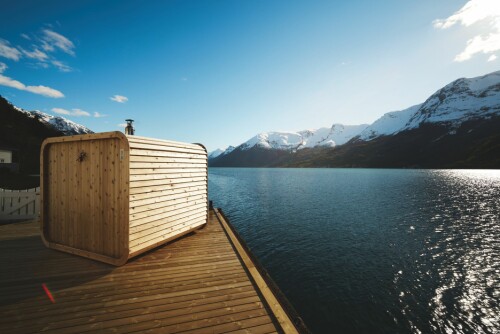 <b>HEIT SØRFJORDEN SAUNA:</b> Denne badstuen ved Sørfjorden – en sidearm til Hardangerfjorden – tilbyr både en dampende sauna og som seg hør og bør et friskt fjordbad. Badstuen ligger på Børve, 5,7 kilometer sør for Lofthus. Den står ytterst på kaikanten og byr på utsikt til både fjord, fjell og fonn.
