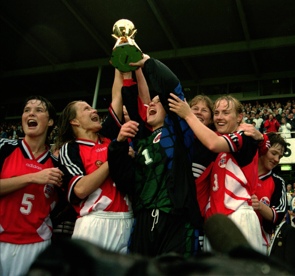 <b>TIL TOPPS:</b> Smak på ordene: Norge vinner finalen i fotball-VM mot Tyskland. I 1995 lyktes kvinnene med det norske fotballherrer aldri har vært i nærheten av.