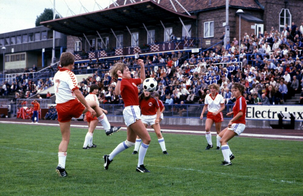<b>ROS FOR INNSATSEN:</b> Gunn Nyborg kjempet for Norge under Nordisk mesterskap i fotball for kvinner på Bislett i 1979. Bildeteksten som følger bildet røper mye av holdningene til kvinnefotball i starten: Men innsatsen var det ingenting å si på.