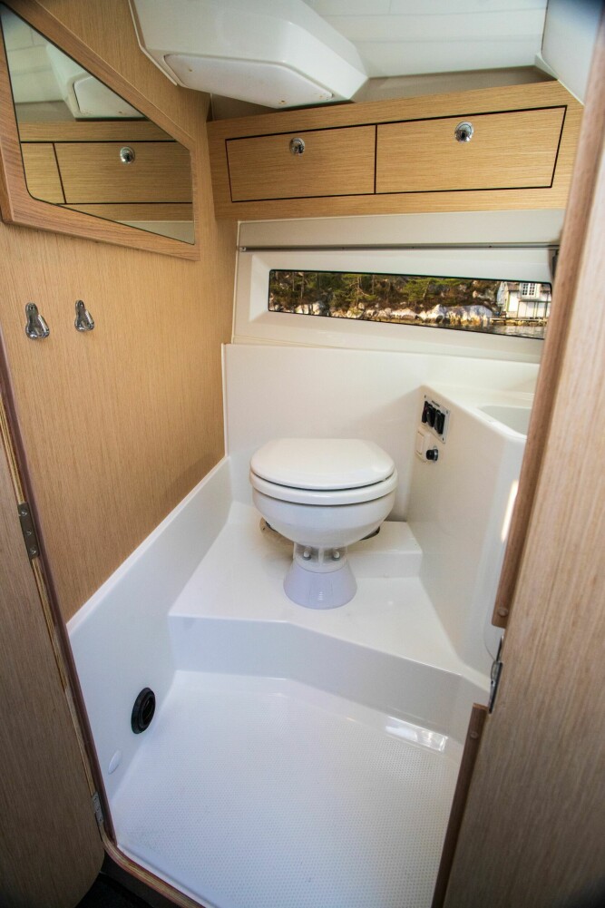 <b>PÅ PLASS:</b> En god daycruiser skal ha et bra toalettrom. Det er på plass i C78-modellen.