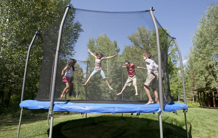 TRAMPOLINESTØY: Mange naboer opplever å bli irritert over naboens trampolinestøy. Ekspertene råder å snakke med naboen og finne en felles enighet.