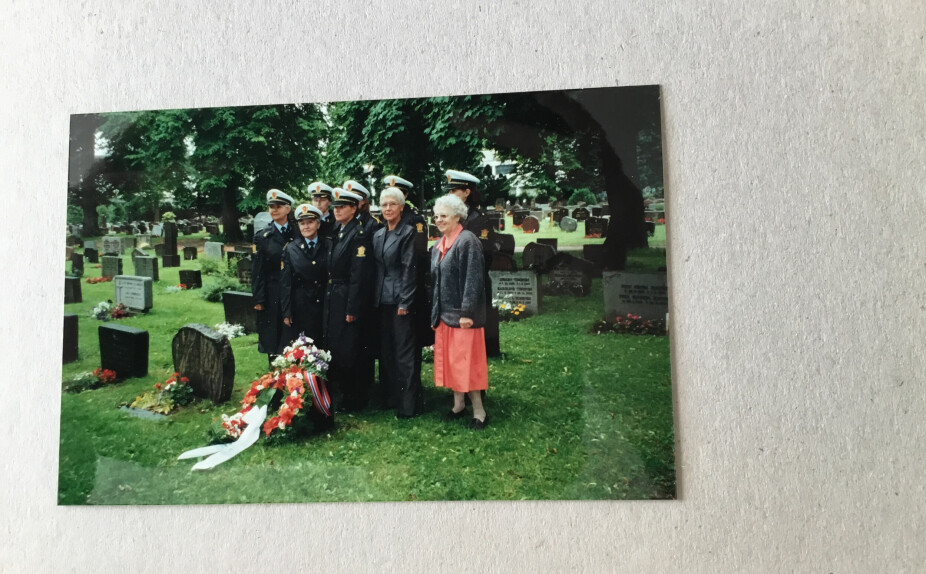 <b>HEDRET:</b> Mathilde ble hedret med krans på graven i Kristiansand av politikorpset under ledelse av politimester Ansten Klev i 2000.