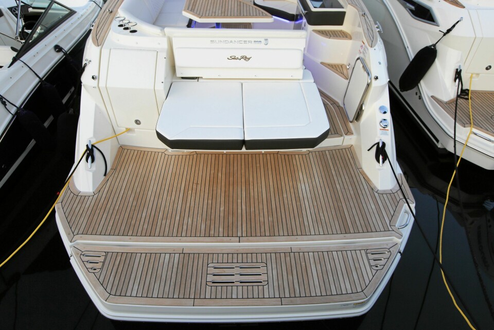 GIGANTISK: Versjonen med innenbordsmotorer har gigantisk badeplattform. Delen helt akter kan senkes under overflaten ved bading. Solsengene er litt lengre enn i søsterbåten med utenbordsmotorer.