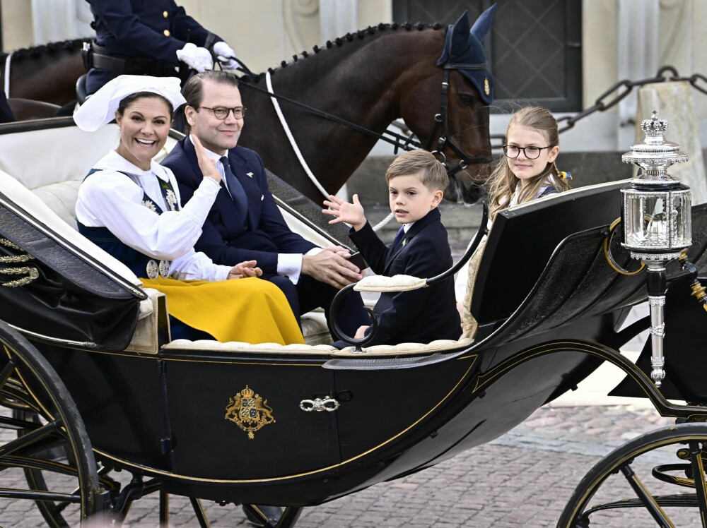 <b>HEST OG KJERRE:</b> Kronprinsessefamilien ble kjørt standsmessig til feiringen på Skansen.