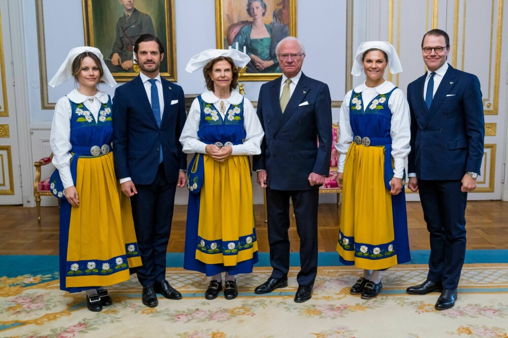 <b>SMILTE BREDEST:</b> Victoria og Daniel var mye blidere enn både prinsesse Sofia, prins Carl Philip, dronning Sonja og kong Carl Gustaf under den offisielle fotograferingen.