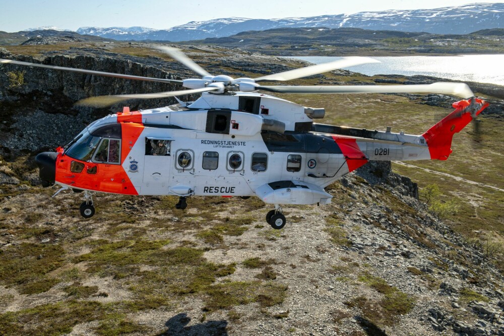 <b>DRONNING OVERTAR ETTER KONGEN:</b> På tross av størrelsen viser Sea King-arvtageren AW101 SAR Queen- rednings­helikopteret seg svært anvendbart også til fjellredning. Her trener besetningen på Saver 30 landing i kupert terreng.