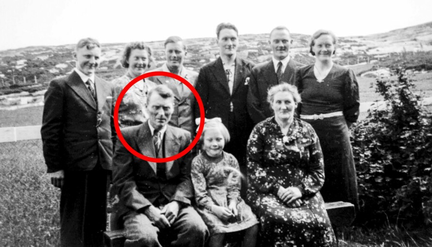 RAMMET AV TRAGEDIE: Sjubarnsfaren Paul (markert) og sønnen Peder (nummer tre fra venstre, bak) var på tur oppover kysten med Peders tremenning Guttorm da de sa ja til å ta med en sliten haiker. Det ble en skjebnesvanger avgjørelse.