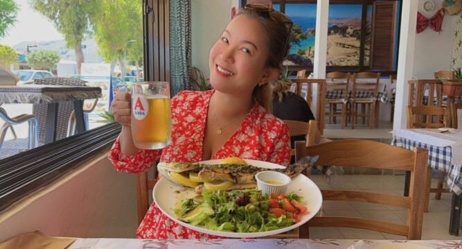 <b>MATLYKKE: </b>Somjai Paulsen (42) fra Oslo er på familietur til Rhodos. – Herlig å være tilbake samt konstatere at maten og gjest­friheten fortsatt er like frem­tredende, sier hun.