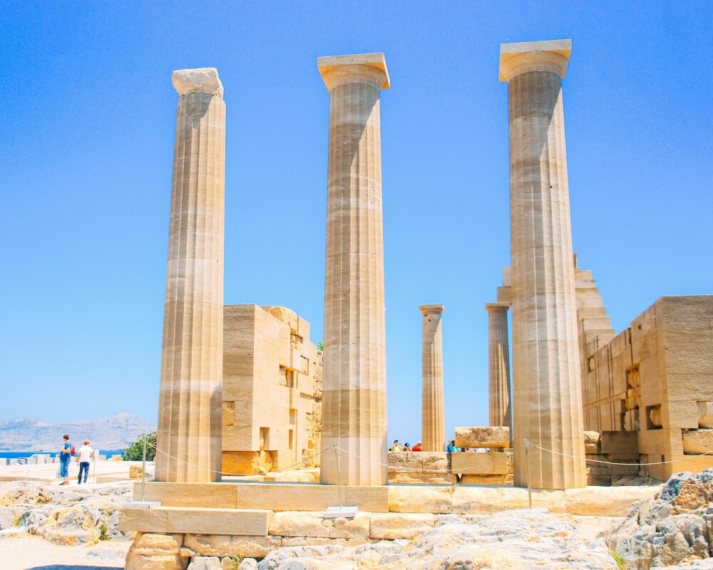 <b>LINDOS’ AKROPOLIS:</b> Ruinene av festningsverket og tempelet som ligger på høyden over Lindos. 