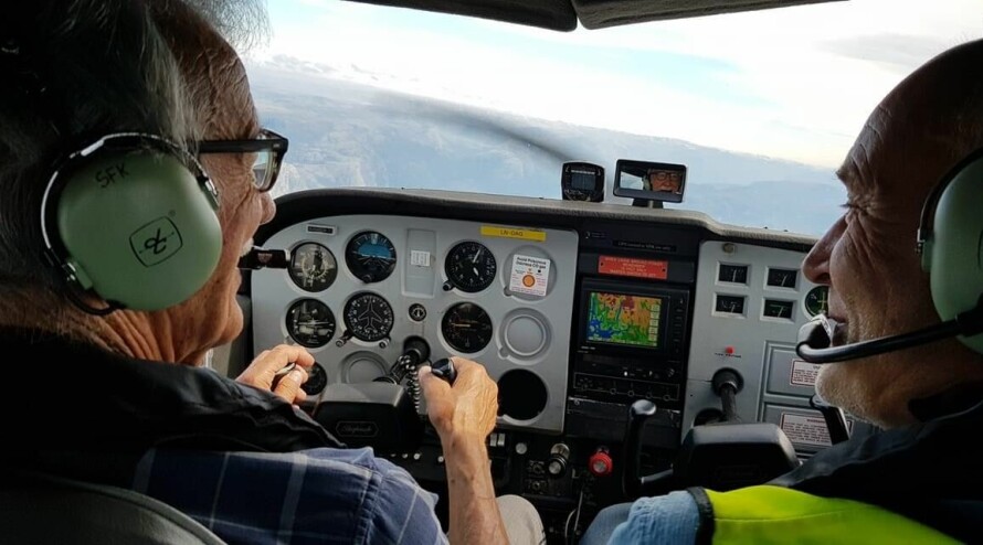 KAN FORTSATT FLY: En 89 år gammel Harald Risvik (t.v.) koste seg bak spakene i 2021.