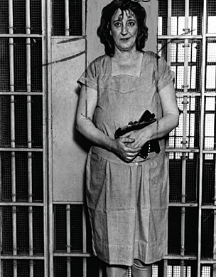 VELKLEDD FANGE: Dolly Oesterreich ble fengslet et års tid etter
drapet på ektemannen Fred, men politiet fant hverken motiv eller
beviser, og hun slapp fri.