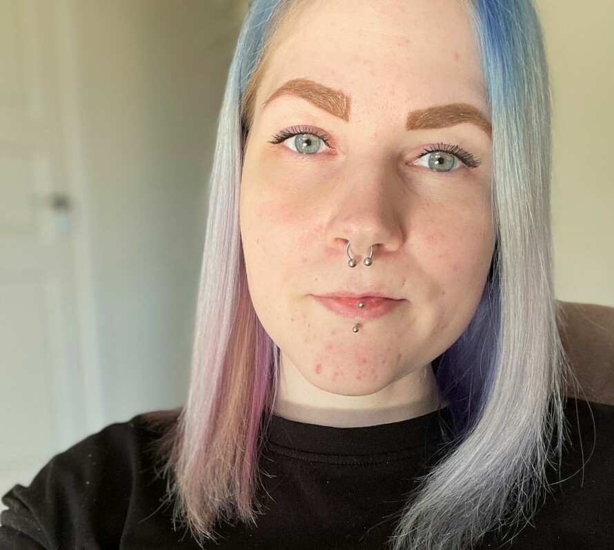 MØTT REAKSJONER: Hanne har fått både støttende og stygge reaksjoner etter hun var åpen om valget sitt, men vet hun har gjort det som for henne er det rette.