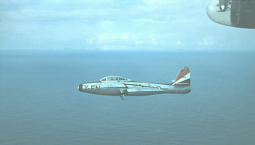 LEGENDARISK NORSK FLYFOTO: F-84-pilot Per Oscar Kjendlie sitter flyet med kjennetegn Y-FN fra 331 skvadron.