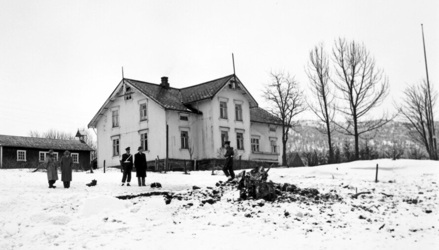 FAUSKE PRESTEGÅRD: Slik så det ut da en F-84 uten pilot nesten traff huset til sogneprest Rudolf Tønder.