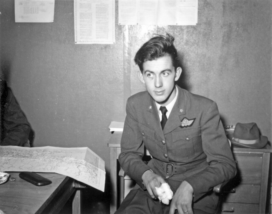 OVERLEVDE DRAMATISK HAVARI: Bortset fra et kutt i hånden kom fenrik Harald Risvik fra havariet uten skader.