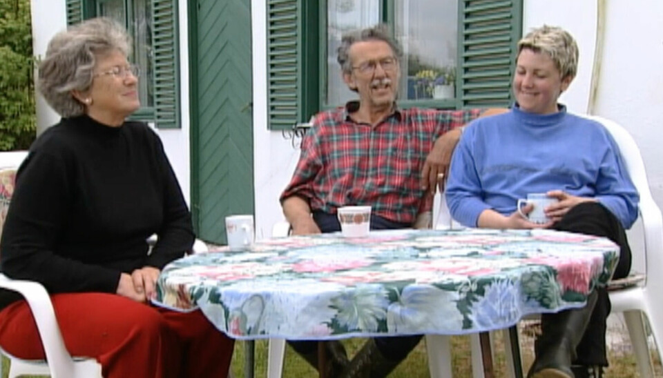 HYTTELYKKE: Risvik-familien ble intervjuet på Revelsøy-hytta si i Der ingen skulle tru. F.v.: Mimmi, Harald og Liv-Kirsten.