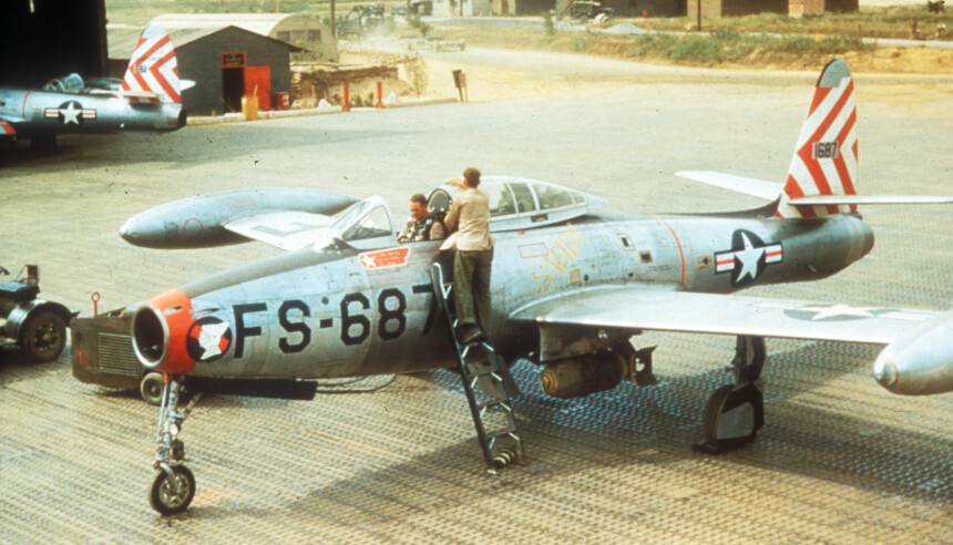MANNSKAP VASKER CANOPY: Denne F-84E Thunderjet tilhørte 9. jager-bomber skvadron og ble skutt ned av MiG-15 i 1952. Piloten omkom.