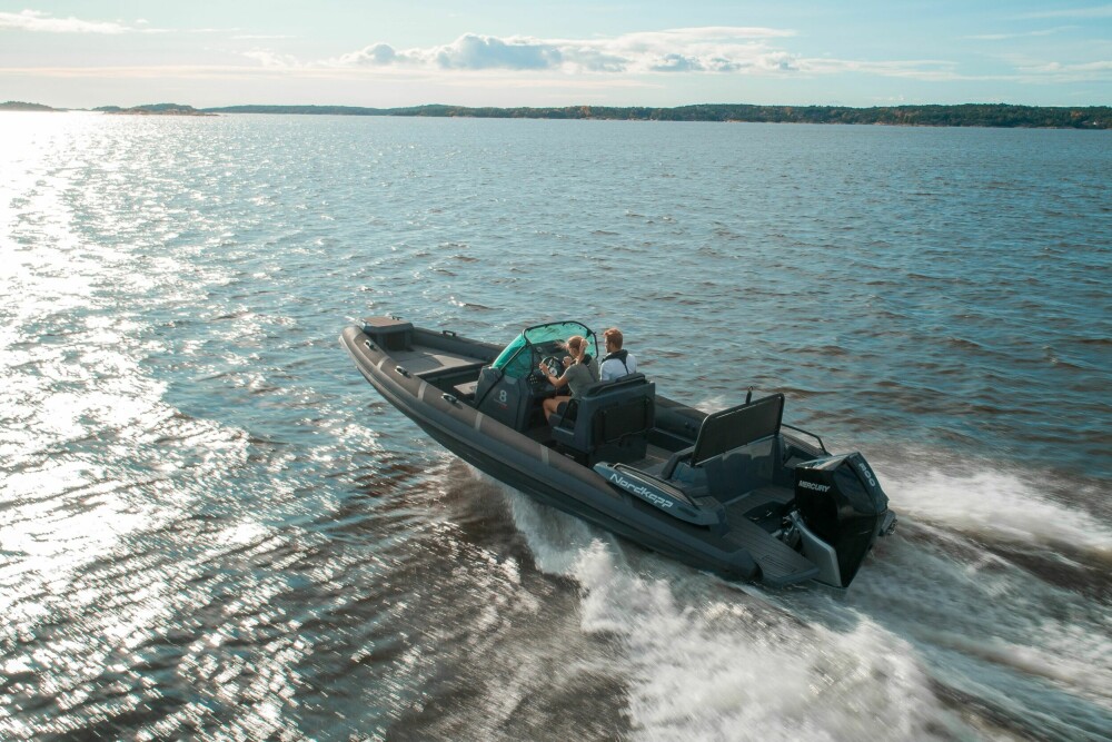 <b>RIKTIG MOTOR:</b> Mercurys V8-motor på 250 eller 300 hester passer båten perfekt. 