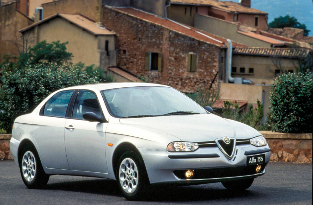 <b>ITALIENSK PÅ SITT BESTE:</b> Alfa Romeo 156 hadde alt du kunne ønske deg av en italiensk bil; spenstige motorer, lekkert utseende og overbevisende veiegenskaper. 