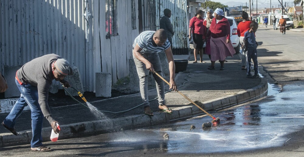 <b>PÅKJENNING:</b> Slektninger av seks mennesker som ble skutt i Khayelitsha i Sør-Afrika i mai år, måtte vaske sporene fra åstedet. Det er påkjenninger Blodsøstrene ønsker å spare dem for.