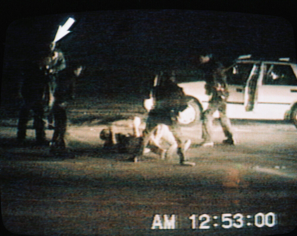 <b>UTLØSENDE FAKTOR:</b> Fire hvite politimenn ble filmet mens de gikk løs på Rodney King i mars 1991. Da de senere ble frikjent for voldshandlingene, eksploderte det i de fattige, fargede områdene i South Central. 