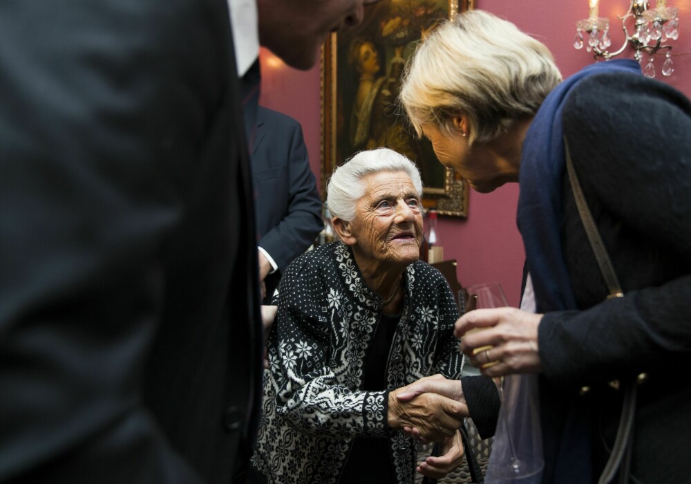 <b>IKKE ANGITT:</b> Signe Raassum var blant de gjenlevende Osvald-agentene som ble hedret av forsvarsminister Anne Grete Strøm-Erichsen i 2013. Hun kjente Torgersen og avviste at han hadde angitt gruppen under tortur. Raassum døde 8. juni i år. Hun ble 97 år.