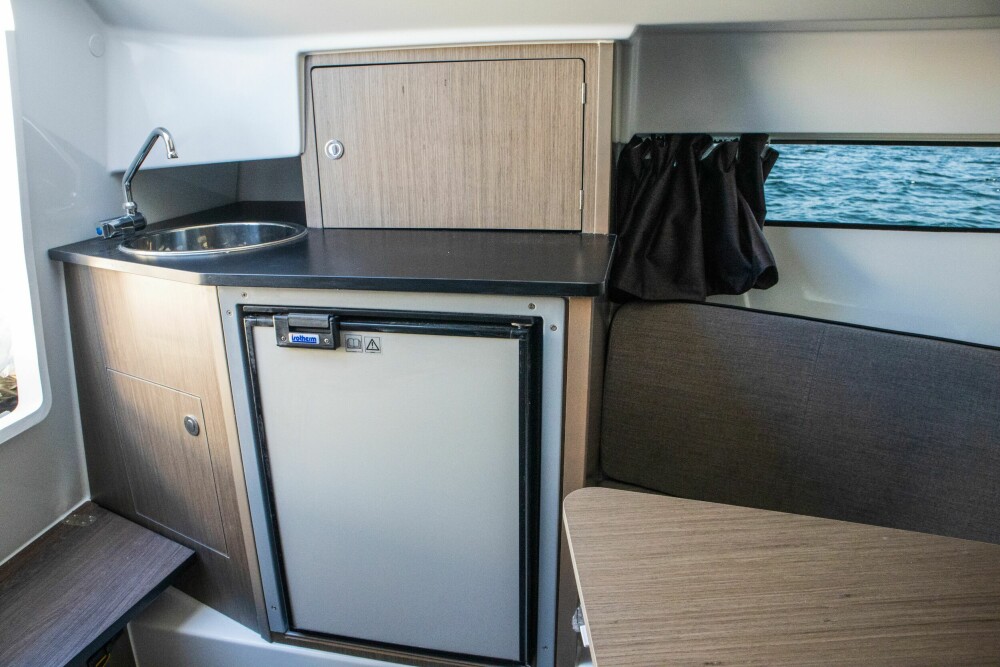 <b>DET VIKTIGSTE:</b> Ved nedgangen til kabinen er det vask, benk og kjøleskap. 