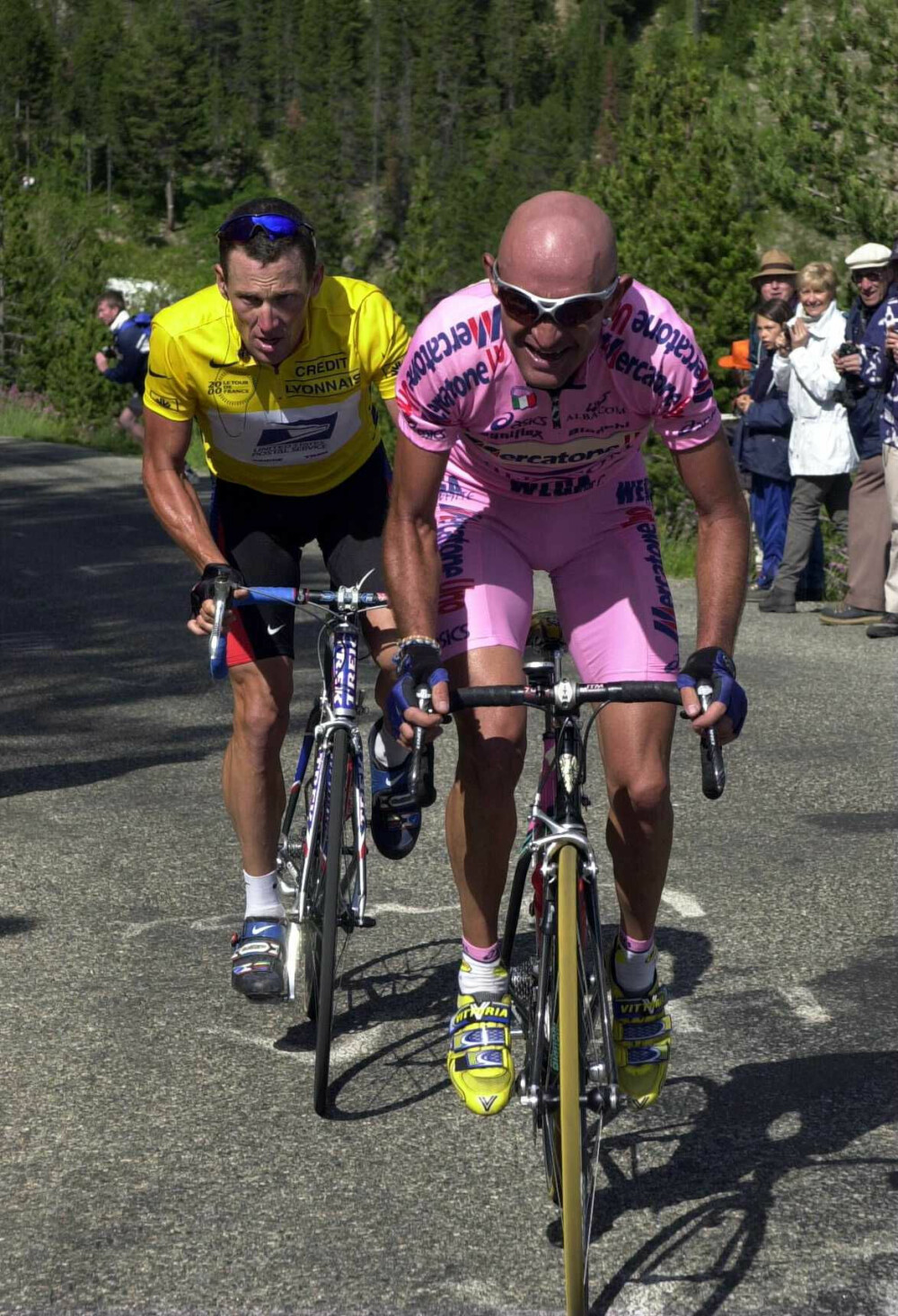 <b>HISTORIENS BESTE:</b> – Han var den beste klatreren i sykkel­sportens historie, sa Lance Armstrong (bak) da han fikk høre om rivalen Marco Pantanis bortgang. Armstrong ble selv tatt for doping og fikk sin legendestatus rasert.